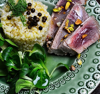 Stek tuńczyka z kaszą i olejem pistacjowym