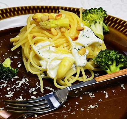 Spaghetti ze szparagami i brokułami