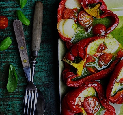 Pomidorki zapiekane w papryce z kulkami mozzarelli i bazyliowym pesto
