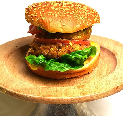 Burger z serem halloumi