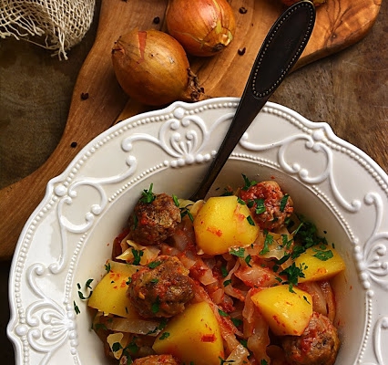 Kapusta z pulpetami w pomidorach
