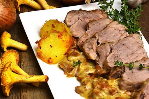 Polędwiczki wieprzowe z sosem kurkowym
