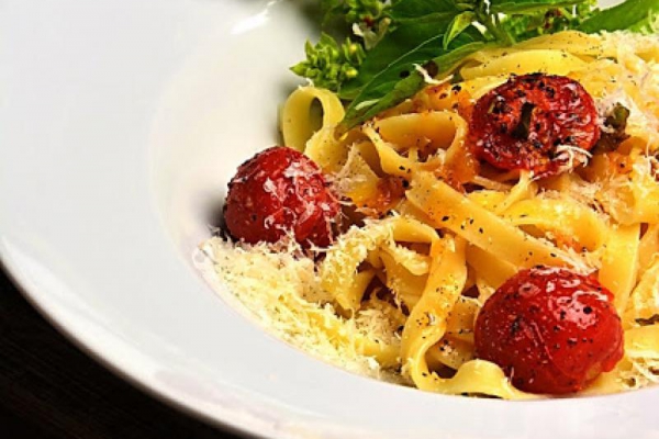 Tagliatelle z sosem szalotkowym