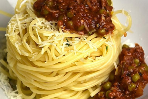 Spaghetti z mięsem i groszkiem