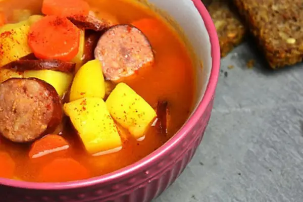 Zupa pomidorowa z kiełbasą i ziemniakami