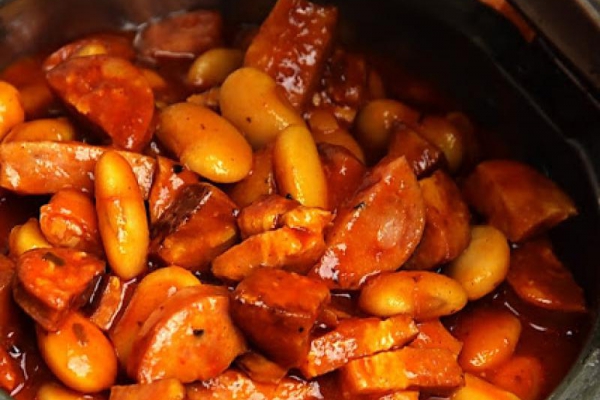 Fasolka po bretońsku z chorizo