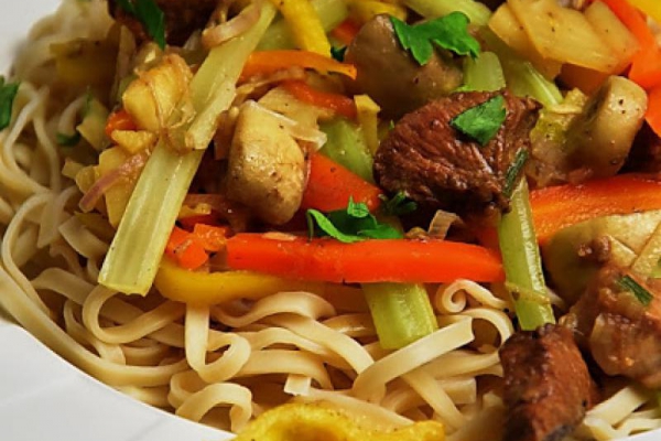Makaron po tajsku z polędwiczką wieprzową