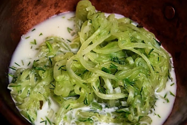 Surówka z ogórka w formie spaghetti
