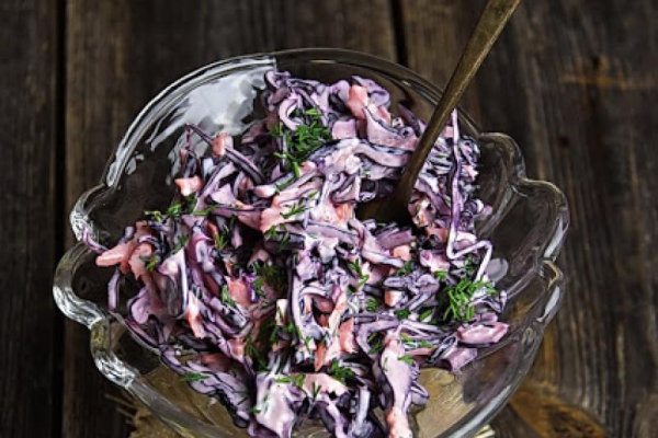 Coleslaw z czerwonej kapusty