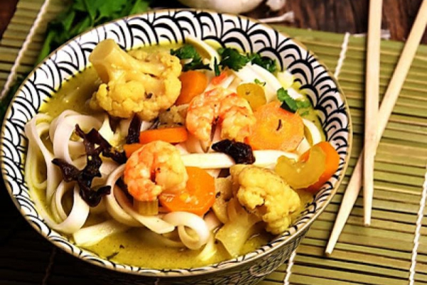 Zupa curry z kalafiorem i krewetkami