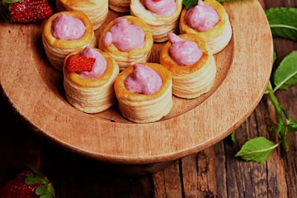 Vol-au-vent z pianką truskawkową