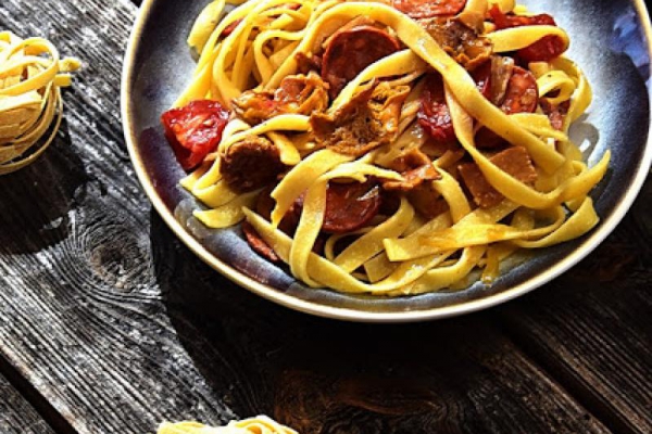 Makaron tagiatelle z kurkami chorizo