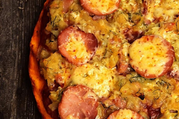 Pizza z kapustą zasmażaną
