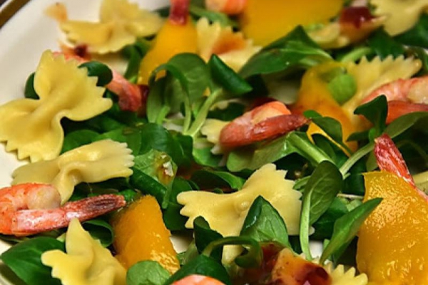 Sałatka : mango, krewetki, makaron, roszponka