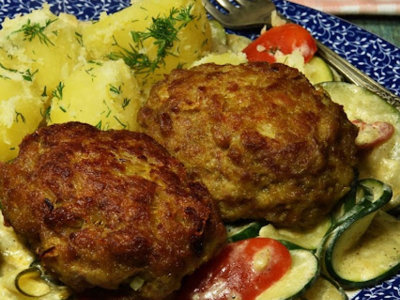 Kotlety z duszoną cukinią i ziemniakami