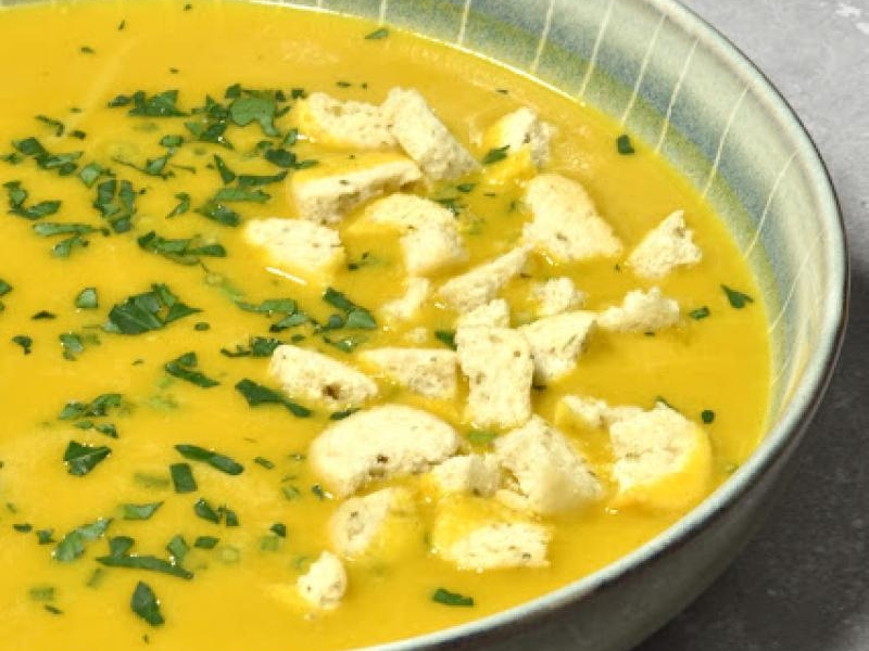 Krem z dyni i curry na mleku kokosowym