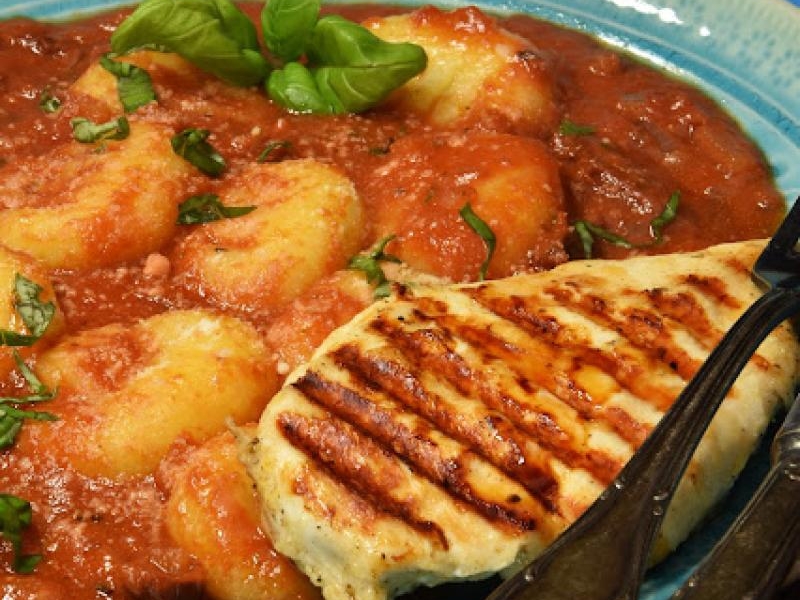 Kluski ziemniaczane po  włosku  z grillowanym kurczakiem