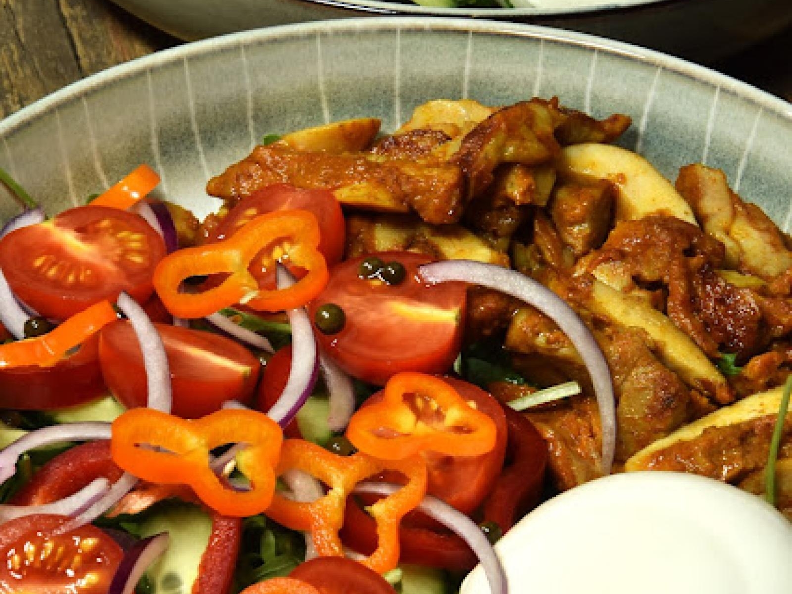 Zielona sałatka gyros z burratą