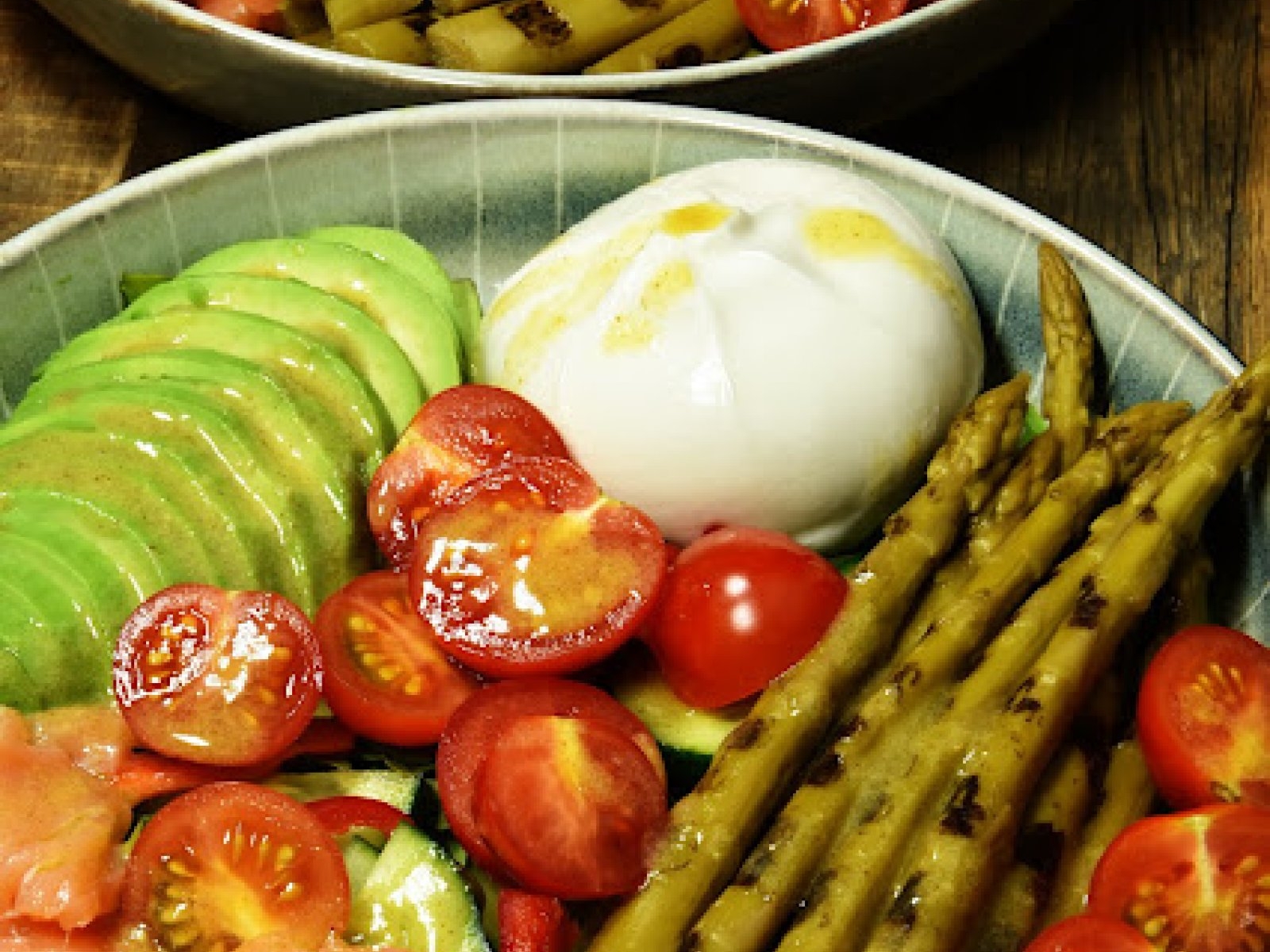 Burrata z wędzonym łososiem