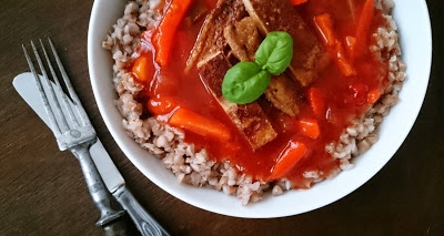 Tofu i sos słodko-kwaśny, jedzenie w Kronikach Seinfelda