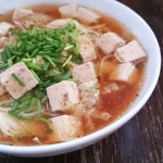 Wegańska zupa z tofu,...