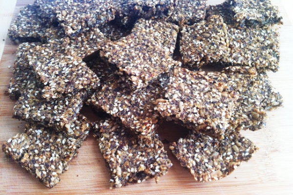Pyszne i zdrowe domowe krakersy z quinoa (wegańskie, bezglutenowe)