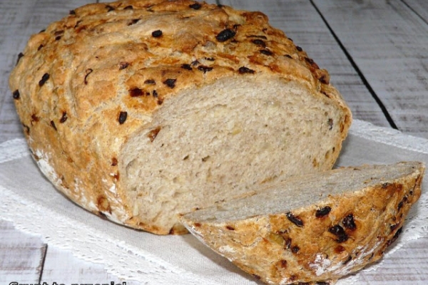 Cebulowy chleb z naczynia żaroodpornego