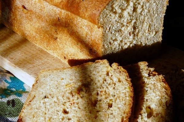 Chleb pełnoziarnisty z serem feta