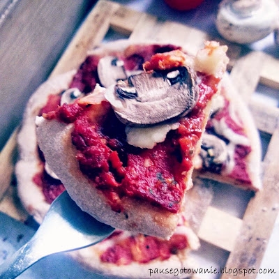 Pizza orkiszowa z sosem pomidorowym i pieczarkami