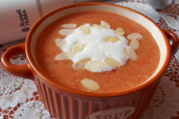 Pomidorowa zupa krem z migdałami
