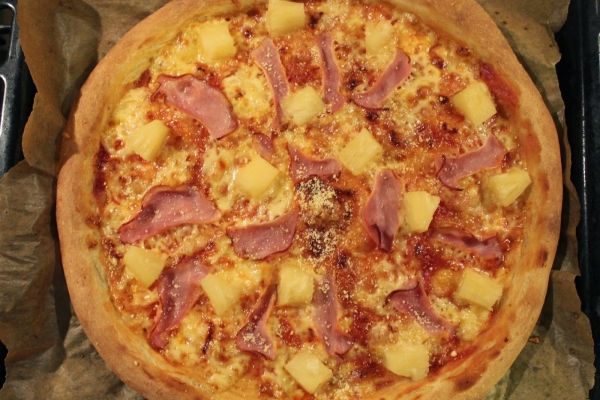 Ciasto na pizze z jajkiem, Pizza po hawajsku z szynką i ananasem