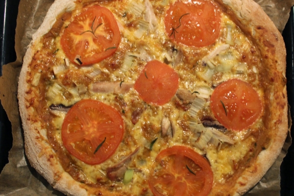 Pizza na spodzie drożdżowym z sosem porowym, kurczakiem i pomidorami