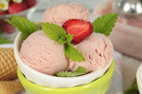 domowe lody truskawkowe na mleku