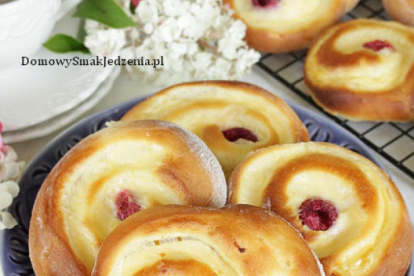 drożdżówki z budyniem i malinami