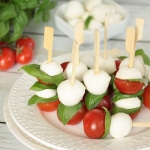 koreczki caprese