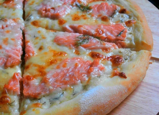 Domowa Pizza z Łososiem na Sosie Koperkowo - Śmietanowym