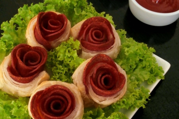 Róże z Ciasta Francuskiego i Salami