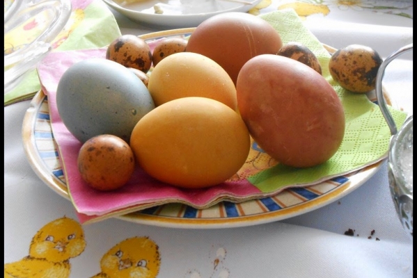 Farbowanie jajek naturalnymi sposobami