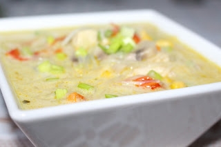 Zupa tajska z kurczakiem i makaronem sojowym