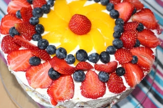 Błyskawiczny tort śmietanowo-owocowy