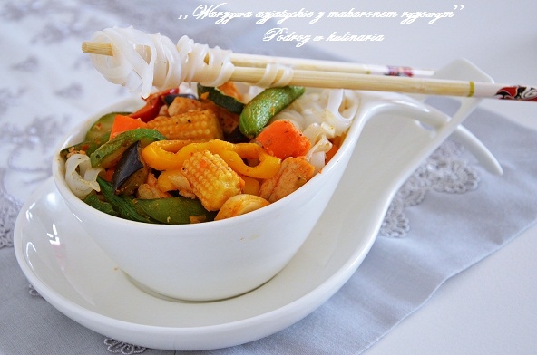 ,,Warzywa azjatyckie z makaronem ryżowym’’
