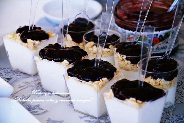 ,,Deserki panna cotta z owocami leśnymi’’