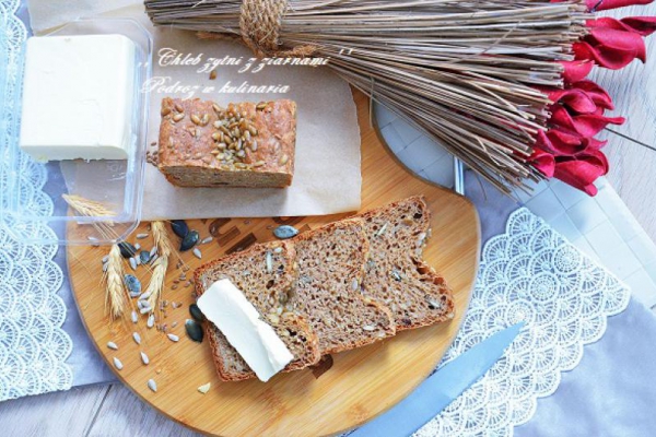 ,,Chleb żytni z ziarnami’’