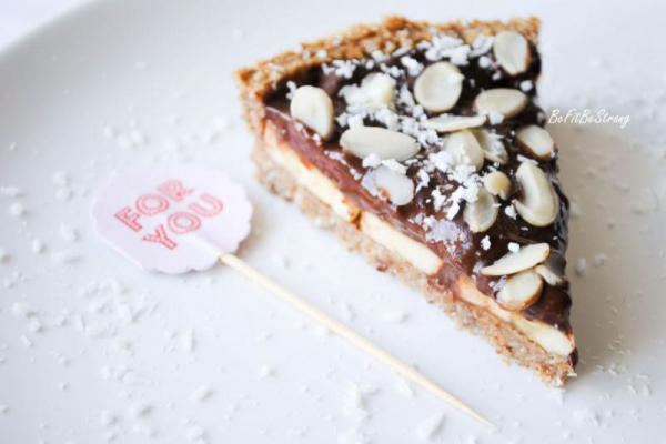 Tarta kakaowa z bananami na spodzie z musu jabłkowego