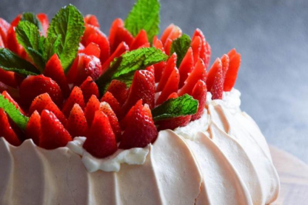 Beza Pavlova – tort bezowy z truskawkami