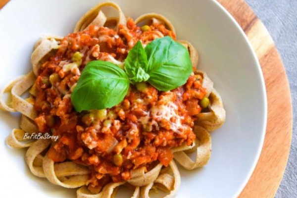 Gryczane spaghetti naleśnikowe z sosem bolognese