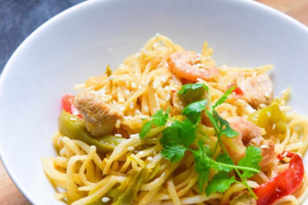 Yakisoba – smażony japoński makaron z krewetkami i kurczakiem