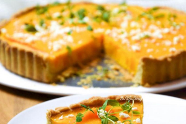 Tarta z pieczoną dynią, fetą i świeżym tymiankiem