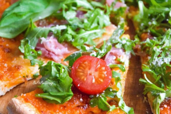 Domowa lekka pizza z rukolą i prosciutto