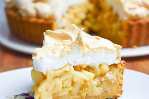 Orkiszowa tarta z jabłkami i bezą